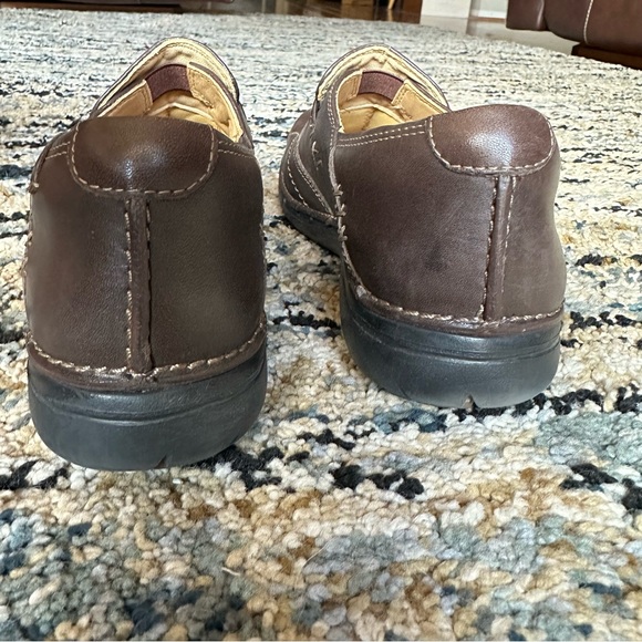 Clarks Unstructured Un Loop brown loafers - Picture 6 of 11